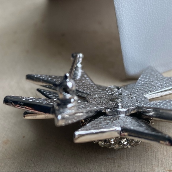 Vintage- Ciner- Enameled & Pave of Diamanté, Maltese Cross Brooch - Picture 7 of 11